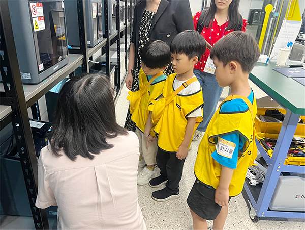D프린터 체험을 하는 고양시 인혜유치원 아이들 [사진 제공 = 중부대학교]