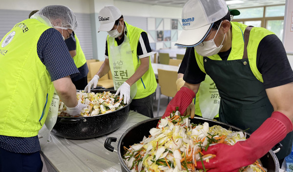 고양ROTC봉사단원들이 물김치를 담그고 있다.