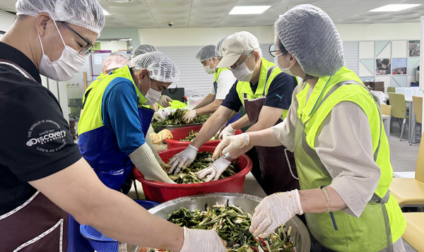 여름 김치를 담그는 봉사단원들.