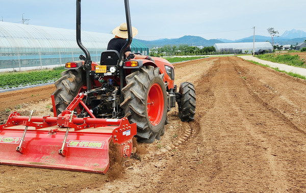 벽제농협이 조합원들을 위해 고령농가지원과 콩 재배농가에  작업을 하고 있다. 