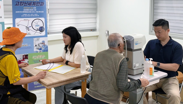 신세계안과 직원들이 어르신들 눈 검진을 하고 있다.