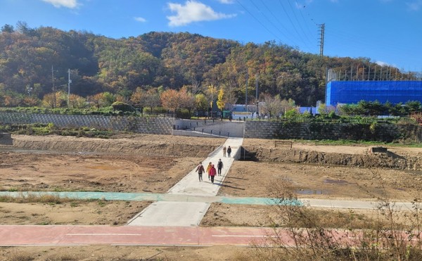 통일교를 대체하기 위해 설치된 임시 보행교 (2023년 11월) 