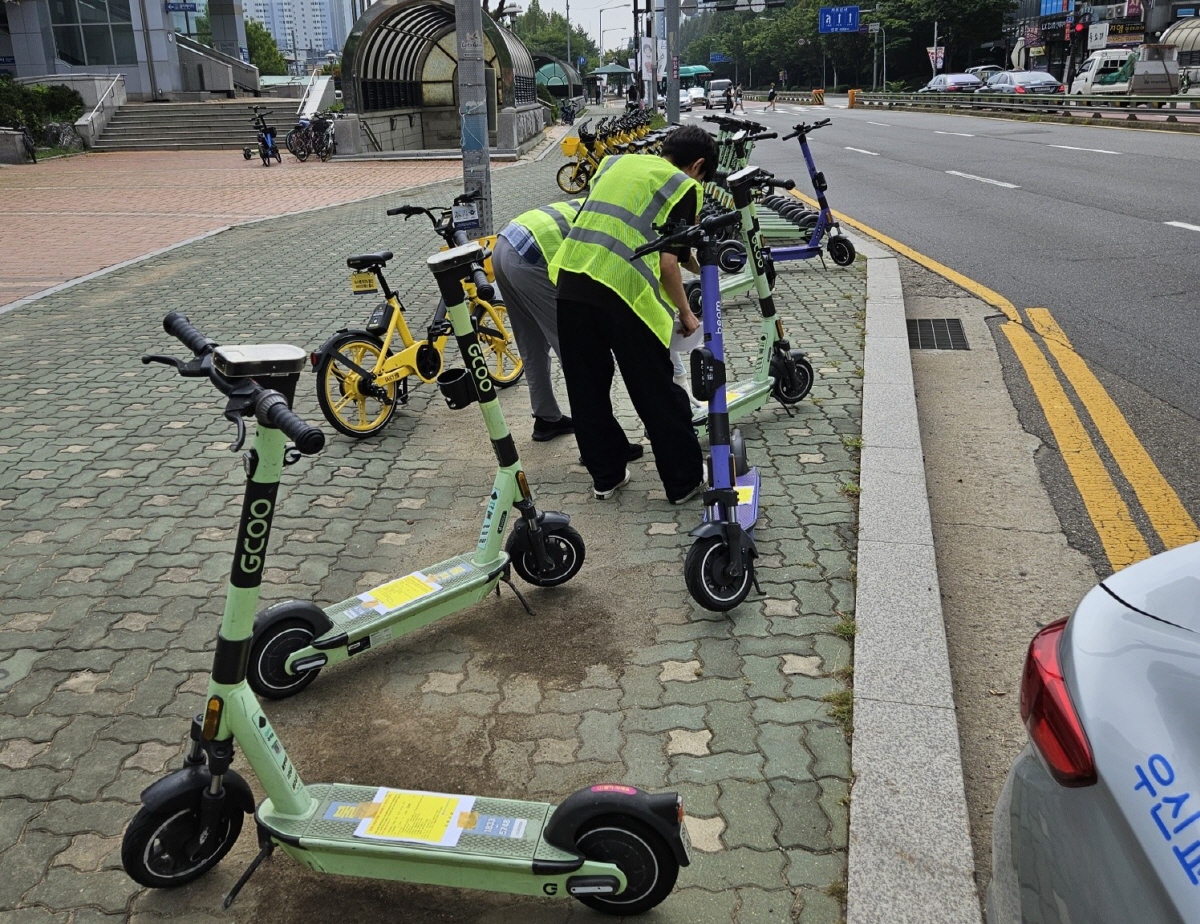시 전담반이 불법 주정차된 개인형 이동장치(전동킥보드)를 견인하고 있다. [사진제공=고양시]