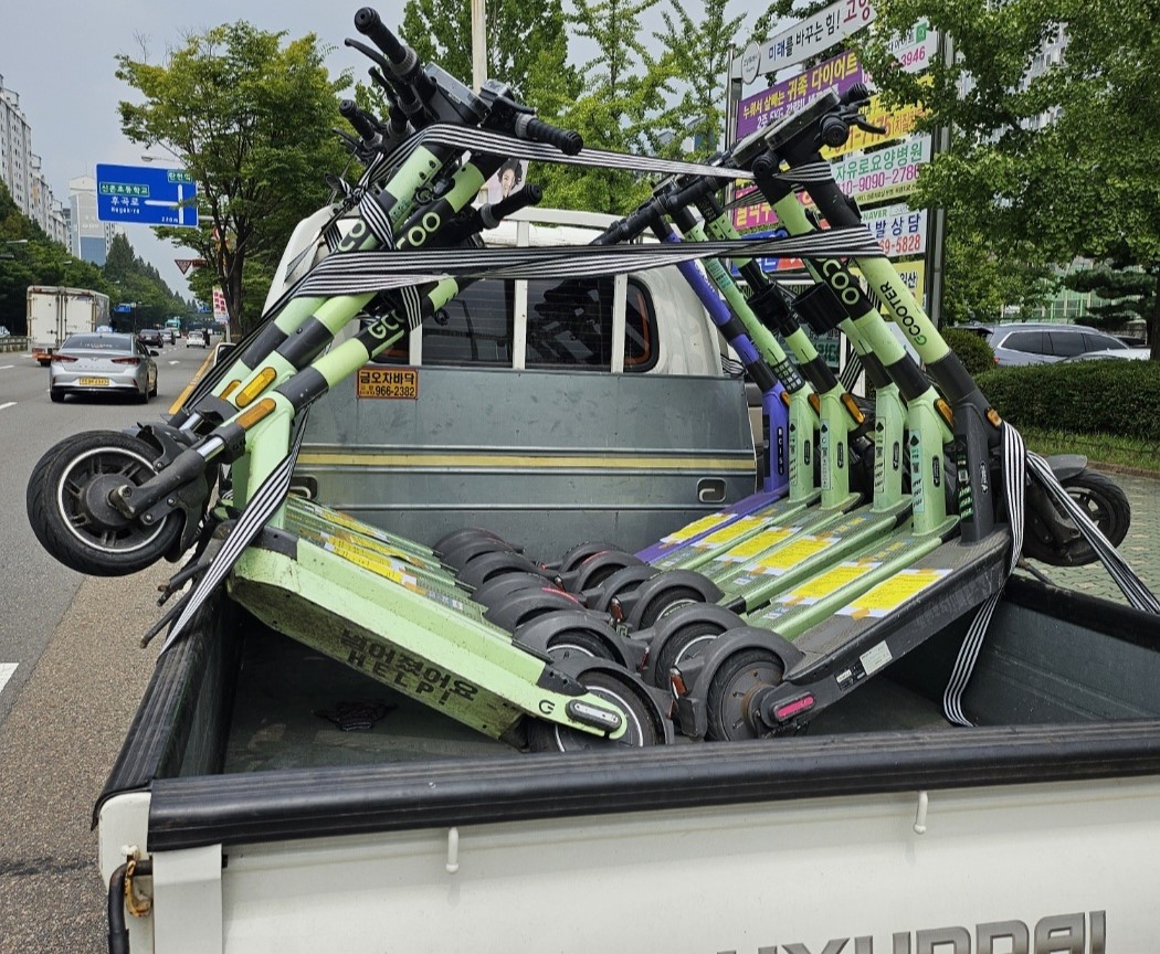 도로에 무단방치된 개인형 이동장치(전동킥보드)에 대해 고양시가 단속에 나섰다. [사진제공=고양시]