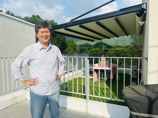 탄탄주택협동조합 김수동 이사장. 효자동 공동체주택 여백에서 10가구 이웃과 함께 살고 있다.