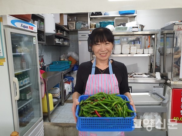 박희순 대표가 직접 농사한 청양고추를 사용하려고 씻을 준비를 했다.