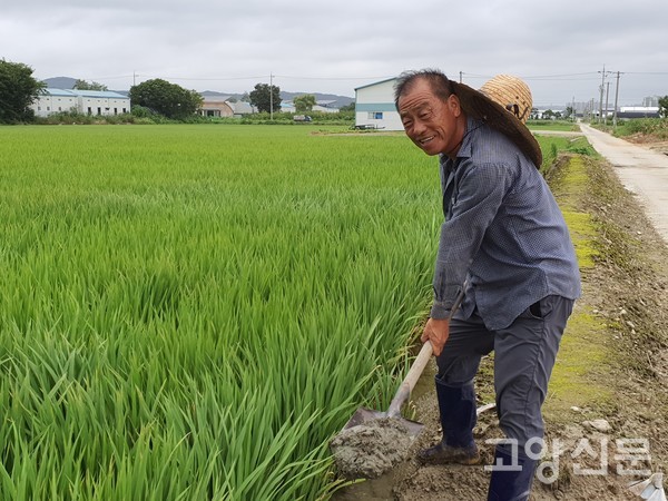 김명선 대표가 논둑 물꼬를 정비하고 있다.