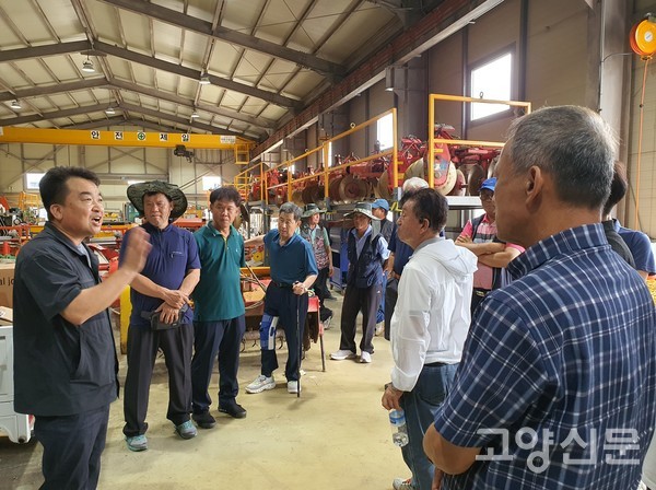 서산농업기술센터 내 농기계임대사업소 농업기계 정웅희 팀장으로부터 농기계 임대 설명을 듣고 있다.