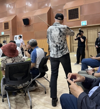 청중석을 누비며 멋진 축하연주를 들려준, 우크라이나 출신 바이올리니스트 세르게이씨.