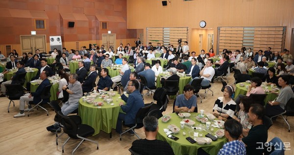 연두색 테이블보가 인상적인, 촌스러우면서도 정감 넘치는 행사장 풍경. 