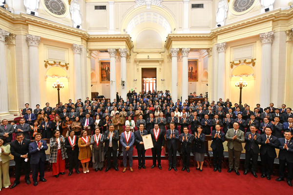 하나님의교회 총회장 김주철 목사와 알레한드로 소토 레예스 페루 국회의장을 비롯한 국회의원과 국회 관계자, 페루 하나님의교회 신자들이 기념촬영을 하고 있다.