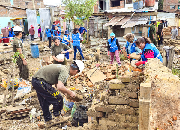 폭우로 큰 피해를 입은 페루 우앙카요 이재민들을 위해 복구활동을 펼치고 있는 하나님의교회 신자들.