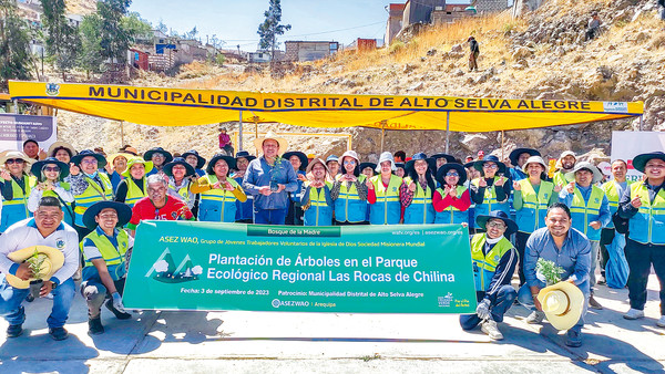 페루 하나님의교회 신자들이 지방자치단체와 협력해 아레키파주 아레키파의 지역생태공원에 나무 3000그루를 심었다.