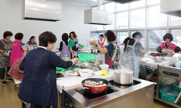 요리강좌에서 수강생들이 요리를 하고 있다.