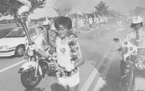 올림픽 성화를 들고 통일로를 달리는 임춘애 선수. [사진출처=경향신문 오픈아카이브]