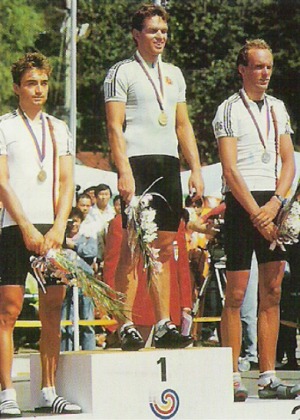 통일로에서 열린 사이클 도로경기 남자 개인전 시상식 장면. 동독 선수가 금메달을, 서독 선수들이 은메달과 동메달을 차지했다. 