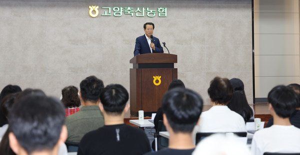 유완식 조합장이 장학금 전달식에서 인사말을 전하고 있다.