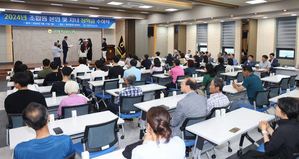 장학금 수여식이 진행되고 있다.