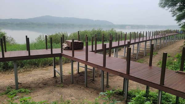 사진1. 고양시민들이 지난달 12일 덕양산 탐방로를 따라 걸으며 생태조사를 하고 있다. 사진2, 3 모감주나무 꽃과 열매사진4 하늘소는 딱따구리가 좋아하는 먹잇감이다.사진5 둥지를 떠난 아기 소쩍새 삼남매가 덕양산 탐방로 주변에서 어미새를 기다리고 있다.사진6 수변공간에 탐방로가 추가로 조성돼 겨울철새들의 교란이 우려된다.사진7. 덕양산은 주변 생태계가 단절돼 야생 포유류가 서식하기 어려운 환경이다.