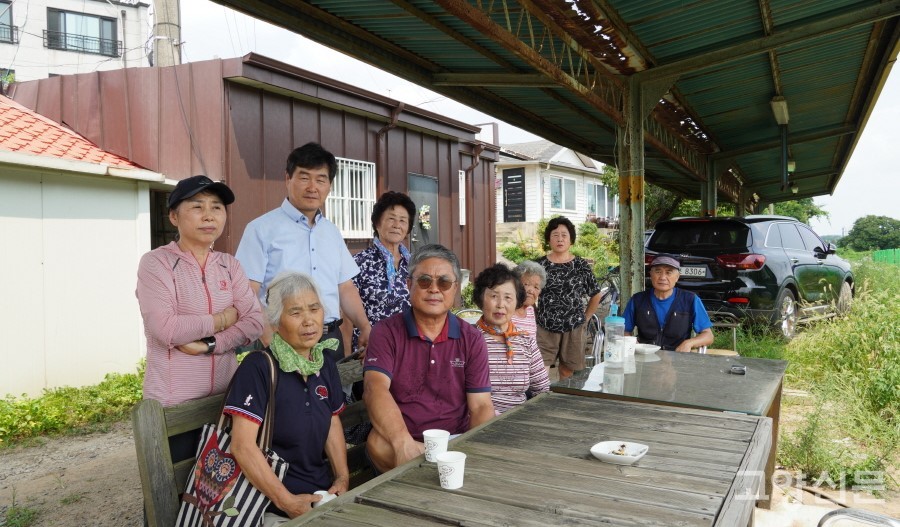 20년 전 열차운행이 중단된 교외선 대정역 플랫폼에 모인 대장동 주민들. 