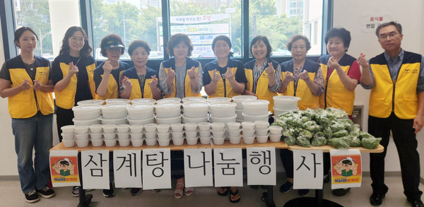  일산1동 지역사회보장협의체가 저소득 취약계층에 건강한 여름나기 삼계탕 나눔 사업을 진행했다. 