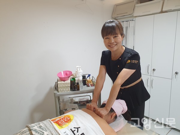 조명순 원장이 소통 테라피 시범을 보여주고 있다.