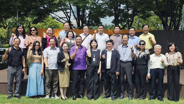 베트남 호치민시 공무원 대표단이 선진 사회복지기관 탐방 등을 위해 일산노인종합복지관을 방문했다.