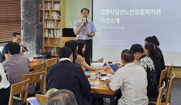 장기욱 일산노인종합복지관장이 인사말을 전하고 있다.