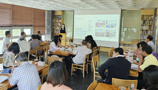  일산노인종합복지관의 기관소개가  진행되고 있다.