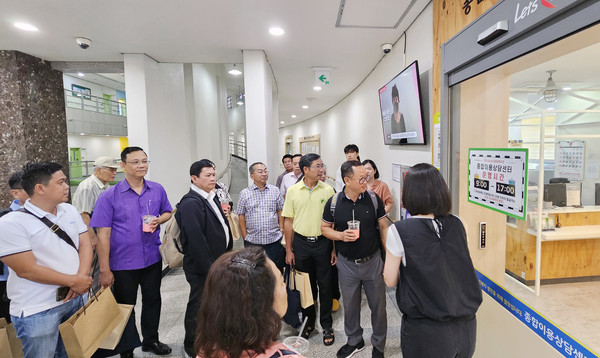 일산노인종합복지관을 라운딩하는 베트남 호치민시 공무원들.