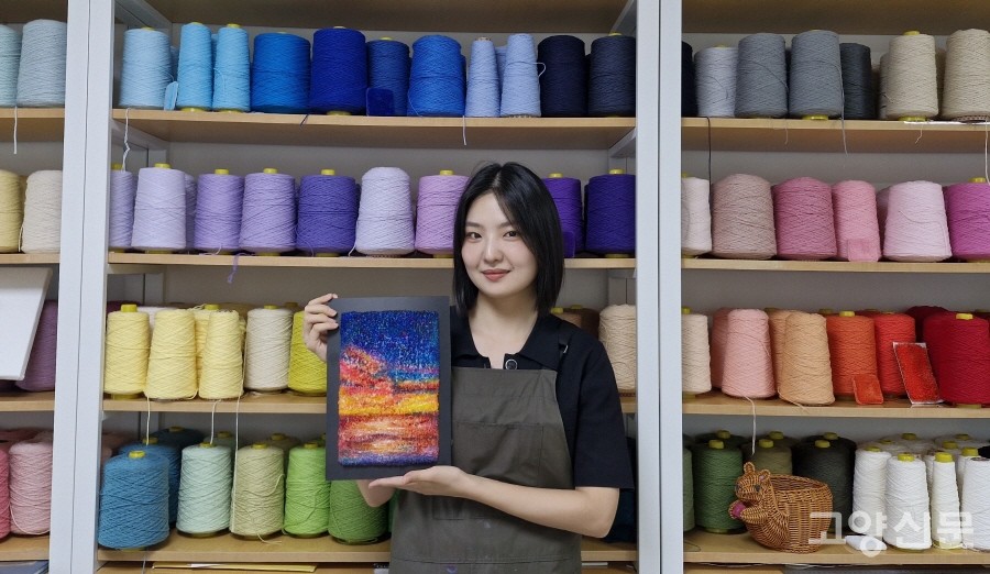 작품활동과 강습으로 터프팅의 매력을 전하고 있는 김은샘 굿럭 굿러그 대표.