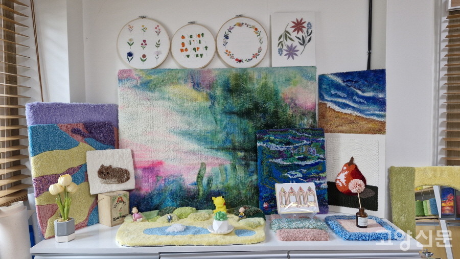 몽실몽실 귀여운 소품들과 입체적인 표현으로 그림과는 또 다른 매력을 선사하는 터프팅 아트 작품. 