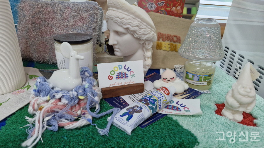 천에 실을 두툼하게 쌓아올려 입체적인 작품표현도 가능한 터프팅 아트.