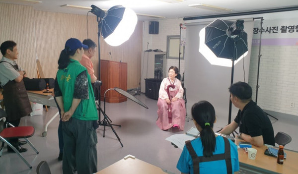  정발산동 주민자치회가 취약계층 어르신들에게 장수 사진 무료 촬영 행사를 진행했다. 