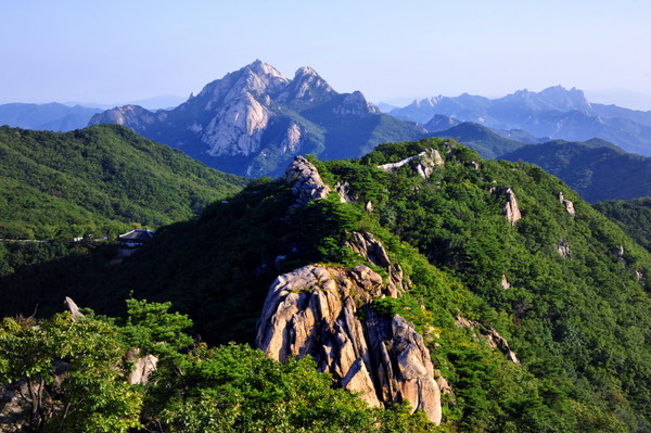 보현봉에서 바라본 삼각산의 웅장한 모습. [사진=이재용]