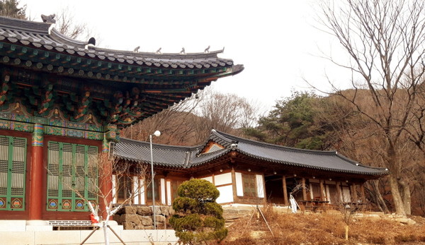 이유겸 선생이 여정의 첫날 밤을 묵은, 삼각산의 중심사찰인 중흥사. 최근에 중건되어 옛 모습을 되찾아가고 있다. 