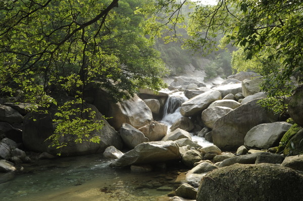바위틈으로 맑은 물이 흐르는 북한산의 계곡. [사진=이재용]