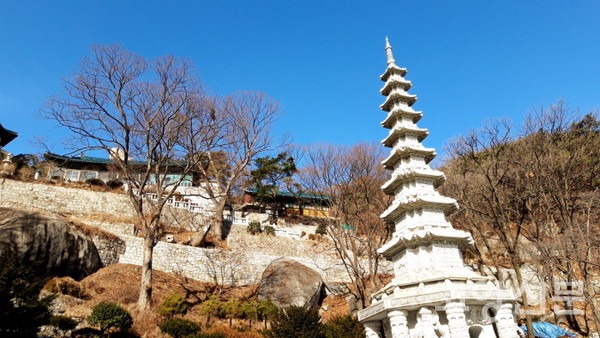 이유겸 선생이 둘째 날 여정을 푼 승가사의 현재 모습.
