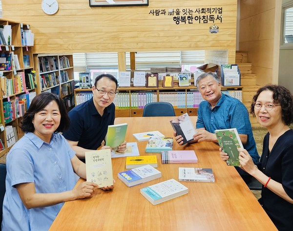 행복한아침독서의 시니어공간 '나날'을 준비하며 한상수 대표와 직원들이 모였다