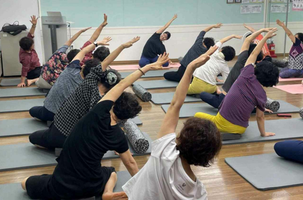 서울시어르신돌봄종사자지원센터가 요양보호사들을 대상으로 7월 진행한 '몸건강교육, 요가테라피' 행사에 참가해 요가를 배우는 요양보호사들.