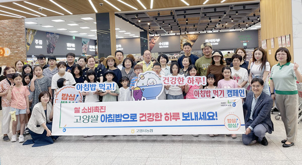 지도농협 로컬푸드직매장 화수점에서 매장 이용고객들과 캠페인을 하고 있다.