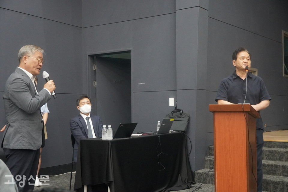 원마운트 상인회는 새롭게 비상대책위원회를 결성했다. 박노성 비상대책위원회장(오른쪽)은 배병복 원마운트 회장(왼쪽)에게 보증금 상환에 대해 강력히 요구했다.