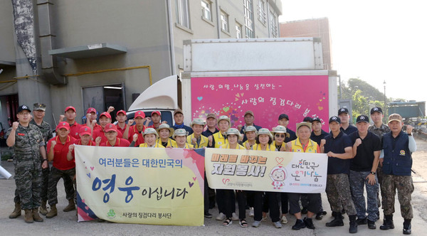 국군장병을 위한 짜장면 나눔 봉사에서 사랑의징검다리봉사단과 고양시자원봉사센터가 장병들과 함께 했다.