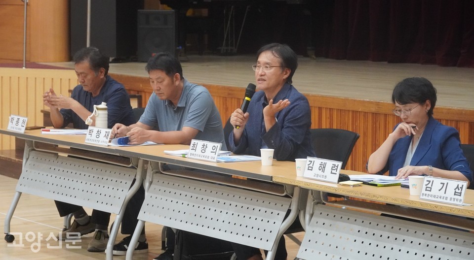 발제를 맡은 최창의 행복한미래교육포럼 대표가 김포-관산도로 개설에 따른 문제점을 중심으로 발표를 하고 있다.