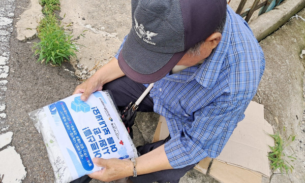   냉감 이불을 전달받은 어르신.