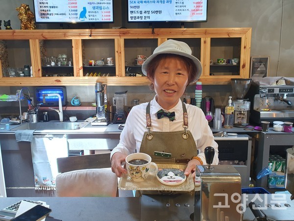 고양이 그림이 들어간 직접 만든 커피잔과 받침.