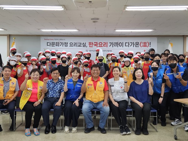 다문화 요리교실을 끝내고 참가자들이 단체사진을 촬영했다. [사진제공=윤나영]