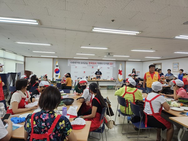 버섯불고기와 돼지고기 두부조림 실습하는 다문화가정 여성들. [사진제공=윤나영]