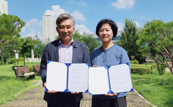 (왼쪽부터) 임현철 고양밥할머니보존회장과 이옥석 행호유람 대표.