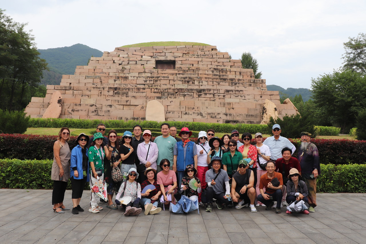 장군총 앞에서 단체사진. [사진 제공 = 윤병열]